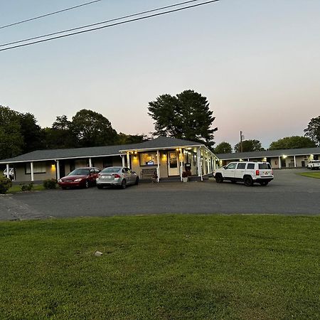 Bea'S Parkway Inn Mount Airy Bagian luar foto