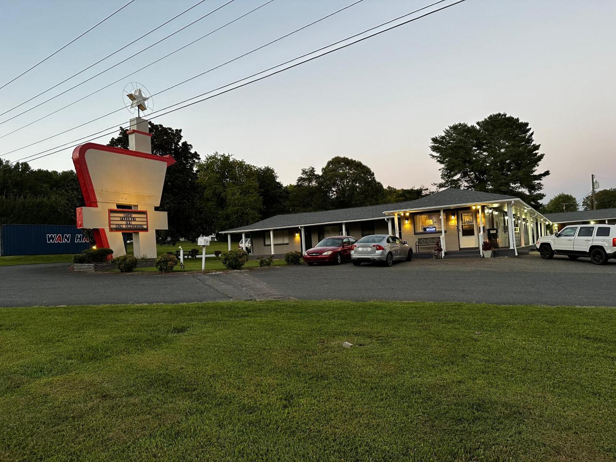 Bea'S Parkway Inn Mount Airy Bagian luar foto