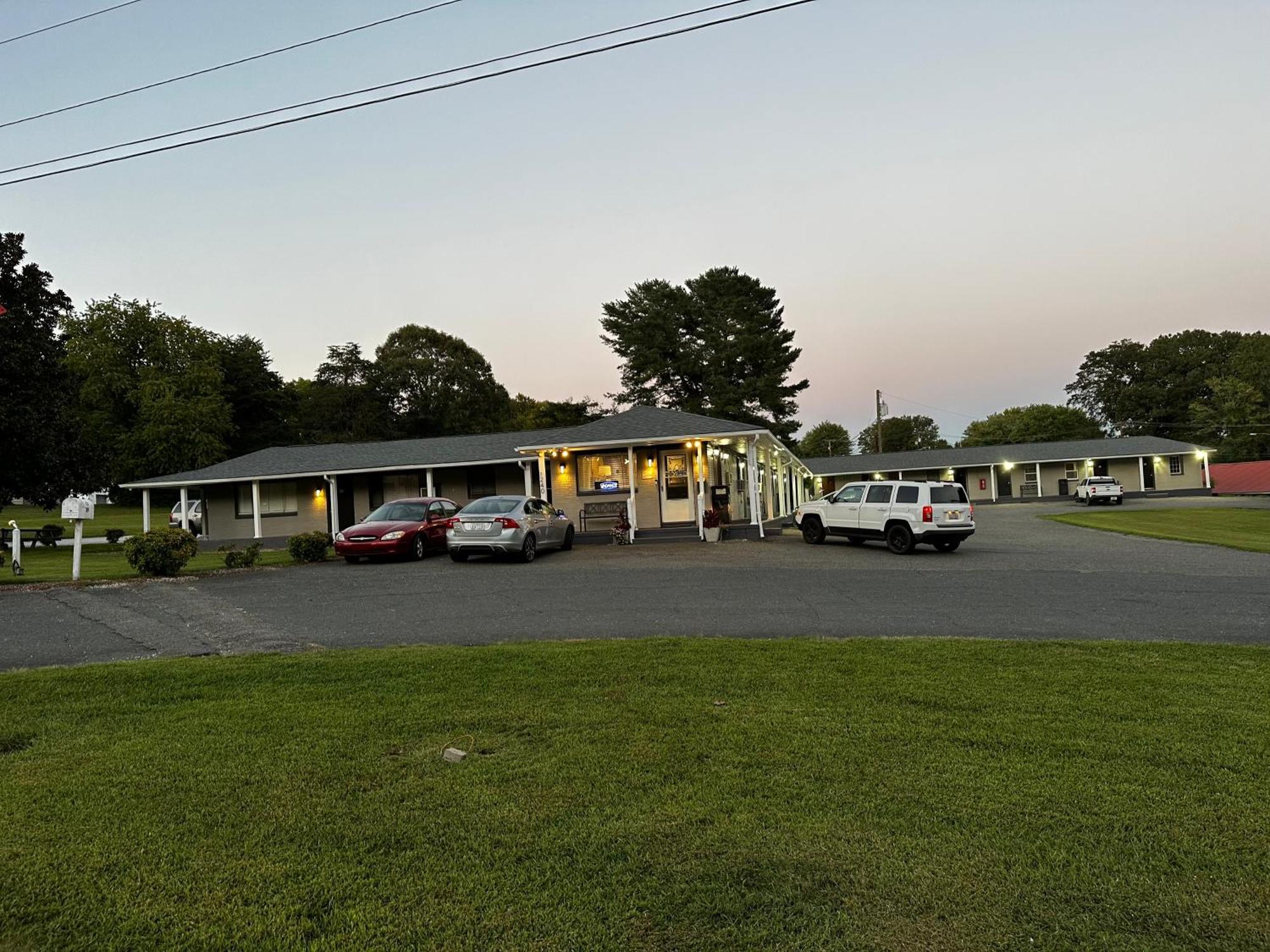 Bea'S Parkway Inn Mount Airy Bagian luar foto
